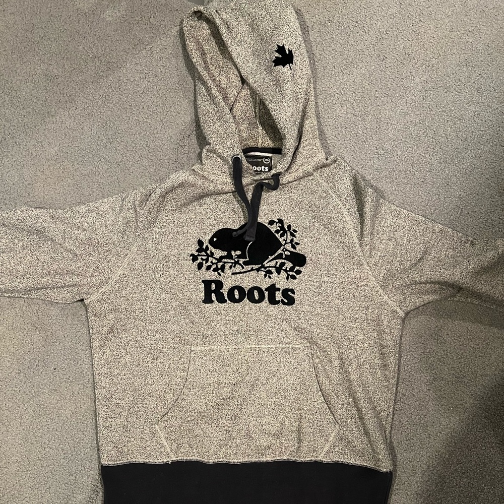 Roots men’s hooded sweatshirt. Size medium, super comfy and warm! Kanga hoodie
